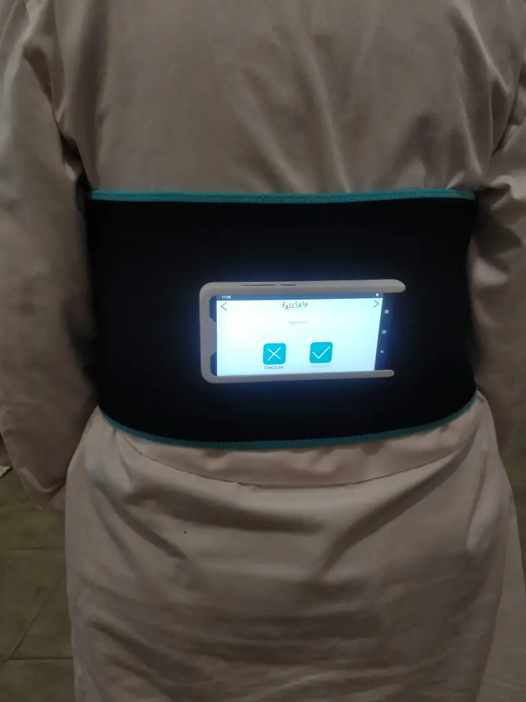 Dispositivo FallSkip equipado en una de las pacientes durante las evaluaciones del Trabajo Fin de Máster